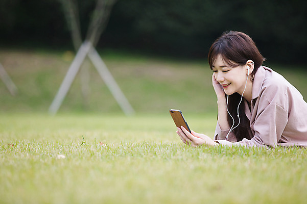 포토 JPG 주간 우먼라이프 공원 여자 엎드리기 이어폰 휴식 한명 미소 잔디 상반신 성인 야외 옆모습 30대 스마트폰 음악감상 한국인 싱글라이프 성인여자한명만 국내포토 자연요소 식물 1 라이프스타일 공공시설 뷰포인트 음향기기 컨셉 모션 표정 사람 동양인 장년 핸드폰 스마트기기 감상 여자한명만 성인여자만 파일형식