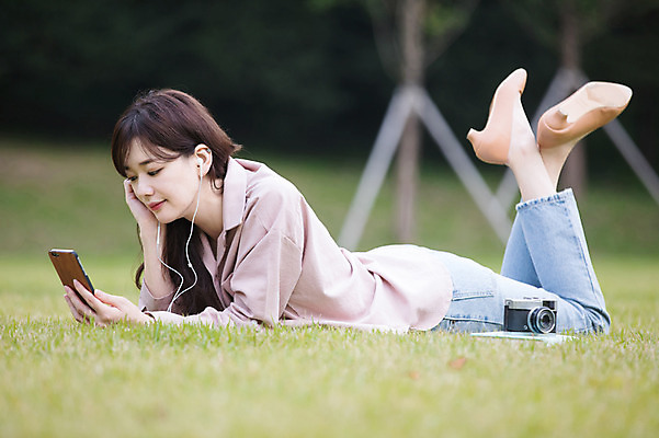 포토 JPG 주간 전신 우먼라이프 공원 여자 엎드리기 이어폰 휴식 한명 잔디 성인 야외 옆모습 30대 스마트폰 음악감상 한국인 싱글라이프 성인여자한명만 국내포토 자연요소 식물 1 라이프스타일 공공시설 뷰포인트 음향기기 컨셉 모션 사람 동양인 장년 핸드폰 스마트기기 감상 여자한명만 성인여자만 파일형식