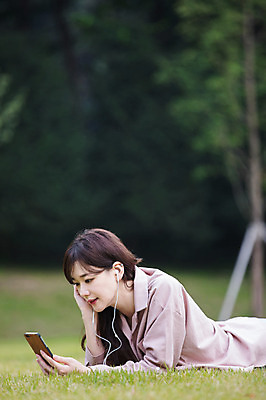 포토 JPG 주간 우먼라이프 응시 공원 여자 엎드리기 이어폰 휴식 한명 잔디 상반신 성인 야외 옆모습 30대 스마트폰 음악감상 한국인 싱글라이프 성인여자한명만 국내포토 자연요소 식물 1 라이프스타일 시선 공공시설 뷰포인트 음향기기 컨셉 모션 사람 동양인 장년 핸드폰 스마트기기 감상 여자한명만 성인여자만 파일형식
