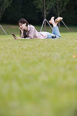 포토 JPG 주간 전신 우먼라이프 공원 여자 엎드리기 이어폰 휴식 한명 잔디 성인 야외 옆모습 30대 스마트폰 턱괴기 음악감상 한국인 싱글라이프 성인여자한명만 국내포토 자연요소 식물 1 라이프스타일 공공시설 뷰포인트 음향기기 컨셉 모션 사람 동양인 장년 핸드폰 스마트기기 감상 여자한명만 성인여자만 파일형식