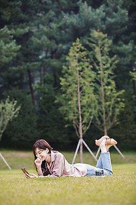 포토 JPG 주간 전신 우먼라이프 공원 여자 엎드리기 이어폰 휴식 한명 미소 잔디 성인 야외 옆모습 30대 스마트폰 음악감상 한국인 싱글라이프 성인여자한명만 국내포토 자연요소 식물 1 라이프스타일 공공시설 뷰포인트 음향기기 컨셉 모션 표정 사람 동양인 장년 핸드폰 스마트기기 감상 여자한명만 성인여자만 파일형식