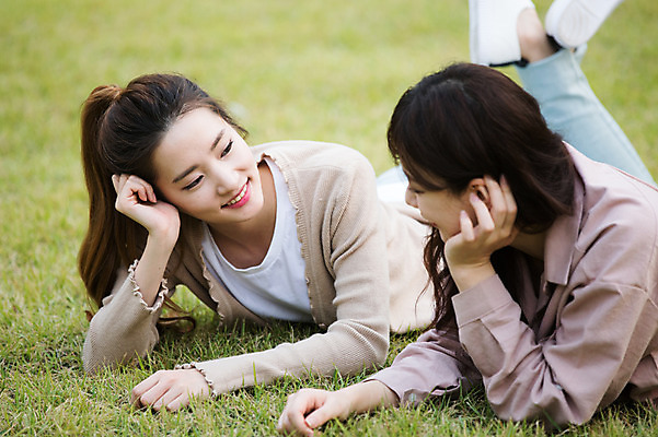 포토 JPG 주간 우먼라이프 공원 여자 엎드리기 휴식 대화 미소 잔디 상반신 20대 성인 야외 두명 옆모습 30대 친구 마주보기 턱괴기 우정 한국인 싱글라이프 성인여자만 국내포토 자연요소 식물 라이프스타일 공공시설 뷰포인트 컨셉 관계 모션 표정 말하기 사람 동양인 청년 장년 여자만 성인만 파일형식
