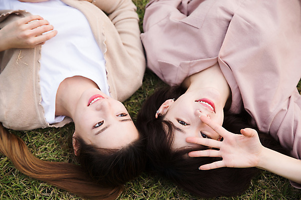 포토 JPG 주간 우먼라이프 공원 여자 휴식 미소 잔디 상반신 20대 성인 야외 두명 앞모습 30대 친구 눕기 우정 한국인 싱글라이프 성인여자만 국내포토 자연요소 식물 라이프스타일 공공시설 뷰포인트 컨셉 관계 모션 표정 사람 동양인 청년 장년 여자만 성인만 파일형식