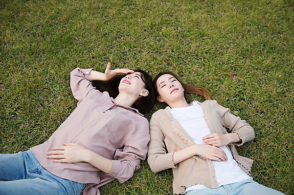 포토 JPG 주간 우먼라이프 공원 여자 휴식 미소 잔디 상반신 20대 성인 야외 두명 앞모습 30대 친구 눕기 눈감음 우정 한국인 싱글라이프 성인여자만 국내포토 자연요소 식물 라이프스타일 공공시설 뷰포인트 컨셉 관계 모션 표정 사람 동양인 청년 장년 여자만 성인만 파일형식