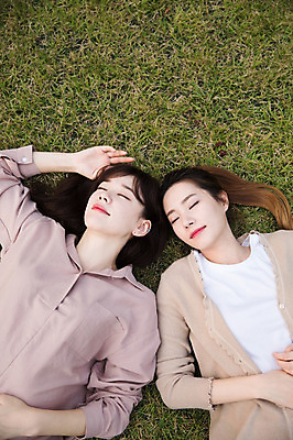 포토 JPG 주간 우먼라이프 공원 여자 휴식 미소 잔디 상반신 20대 성인 야외 두명 앞모습 30대 친구 눕기 눈감음 우정 한국인 싱글라이프 성인여자만 국내포토 자연요소 식물 라이프스타일 공공시설 뷰포인트 컨셉 관계 모션 표정 사람 동양인 청년 장년 여자만 성인만 파일형식
