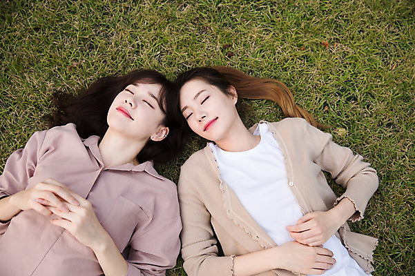 포토 JPG 주간 우먼라이프 공원 여자 휴식 미소 잔디 상반신 20대 성인 야외 두명 앞모습 30대 친구 눕기 눈감음 우정 한국인 싱글라이프 성인여자만 국내포토 자연요소 식물 라이프스타일 공공시설 뷰포인트 컨셉 관계 모션 표정 사람 동양인 청년 장년 여자만 성인만 파일형식