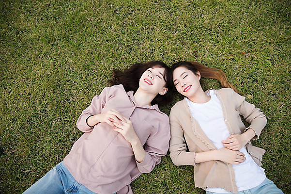포토 JPG 주간 우먼라이프 공원 여자 휴식 미소 잔디 상반신 20대 성인 야외 두명 앞모습 30대 친구 눕기 눈감음 우정 한국인 싱글라이프 성인여자만 국내포토 자연요소 식물 라이프스타일 공공시설 뷰포인트 컨셉 관계 모션 표정 사람 동양인 청년 장년 여자만 성인만 파일형식