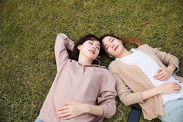 포토 JPG 주간 우먼라이프 공원 여자 이어폰 휴식 미소 잔디 상반신 20대 성인 야외 두명 앞모습 30대 친구 눕기 눈감음 우정 음악감상 한국인 싱글라이프 성인여자만 국내포토 자연요소 식물 라이프스타일 공공시설 뷰포인트 음향기기 컨셉 관계 모션 표정 사람 동양인 청년 장년 감상 여자만 성인만 파일형식