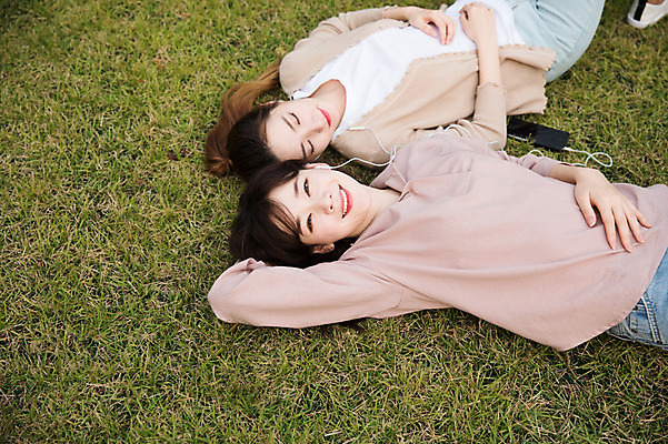 포토 JPG 주간 우먼라이프 공원 여자 이어폰 휴식 미소 잔디 상반신 20대 성인 야외 두명 앞모습 30대 친구 눕기 눈감음 우정 음악감상 한국인 싱글라이프 성인여자만 국내포토 자연요소 식물 라이프스타일 공공시설 뷰포인트 음향기기 컨셉 관계 모션 표정 사람 동양인 청년 장년 감상 여자만 성인만 파일형식