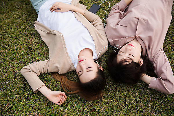 포토 JPG 주간 우먼라이프 공원 여자 이어폰 휴식 미소 잔디 상반신 20대 성인 야외 두명 앞모습 30대 친구 눕기 눈감음 우정 음악감상 한국인 싱글라이프 성인여자만 국내포토 자연요소 식물 라이프스타일 공공시설 뷰포인트 음향기기 컨셉 관계 모션 표정 사람 동양인 청년 장년 감상 여자만 성인만 파일형식