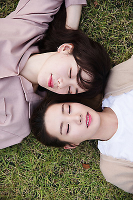 포토 JPG 주간 우먼라이프 공원 여자 휴식 미소 잔디 상반신 20대 성인 야외 두명 앞모습 30대 친구 눕기 눈감음 우정 한국인 싱글라이프 성인여자만 국내포토 자연요소 식물 라이프스타일 공공시설 뷰포인트 컨셉 관계 모션 표정 사람 동양인 청년 장년 여자만 성인만 파일형식