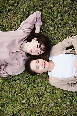 포토 JPG 주간 우먼라이프 공원 여자 휴식 미소 잔디 상반신 20대 성인 야외 두명 앞모습 30대 친구 눕기 우정 한국인 싱글라이프 성인여자만 국내포토 자연요소 식물 라이프스타일 공공시설 뷰포인트 컨셉 관계 모션 표정 사람 동양인 청년 장년 여자만 성인만 파일형식