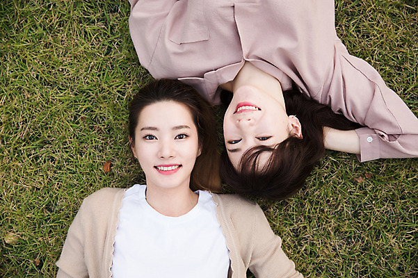 포토 JPG 주간 우먼라이프 공원 여자 휴식 미소 잔디 상반신 20대 성인 야외 두명 앞모습 30대 친구 눕기 우정 한국인 싱글라이프 성인여자만 국내포토 자연요소 식물 라이프스타일 공공시설 뷰포인트 컨셉 관계 모션 표정 사람 동양인 청년 장년 여자만 성인만 파일형식