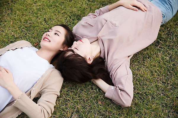 포토 JPG 주간 우먼라이프 공원 여자 휴식 미소 잔디 상반신 20대 성인 야외 두명 앞모습 30대 친구 눕기 우정 한국인 싱글라이프 성인여자만 국내포토 자연요소 식물 라이프스타일 공공시설 뷰포인트 컨셉 관계 모션 표정 사람 동양인 청년 장년 여자만 성인만 파일형식