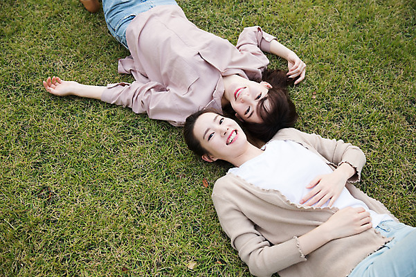 포토 JPG 주간 우먼라이프 공원 여자 휴식 미소 잔디 상반신 20대 성인 야외 두명 앞모습 30대 친구 눕기 우정 한국인 싱글라이프 성인여자만 국내포토 자연요소 식물 라이프스타일 공공시설 뷰포인트 컨셉 관계 모션 표정 사람 동양인 청년 장년 여자만 성인만 파일형식