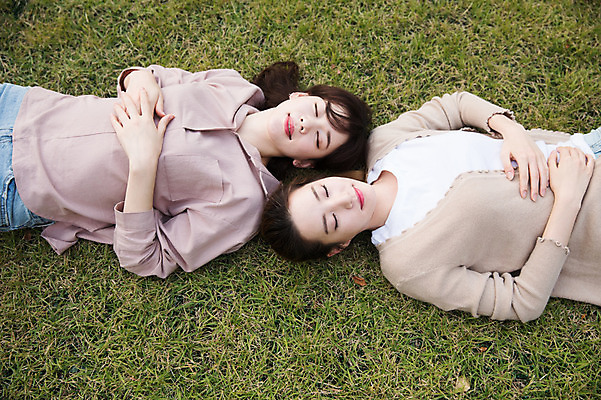 포토 JPG 주간 우먼라이프 공원 여자 휴식 미소 잔디 상반신 20대 성인 야외 두명 앞모습 30대 친구 눕기 눈감음 우정 한국인 싱글라이프 성인여자만 국내포토 자연요소 식물 라이프스타일 공공시설 뷰포인트 컨셉 관계 모션 표정 사람 동양인 청년 장년 여자만 성인만 파일형식