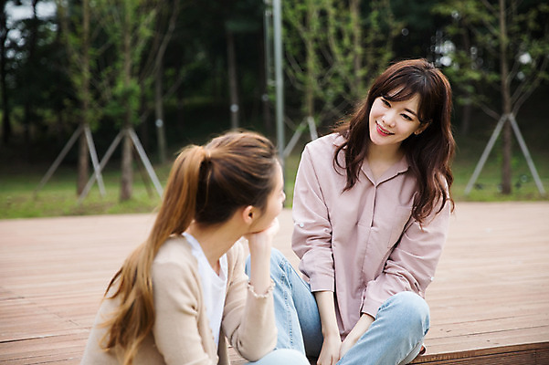 포토 JPG 주간 우먼라이프 공원 여자 미소 앉기 상반신 20대 성인 야외 두명 앞모습 옆모습 30대 친구 마주보기 우정 한국인 싱글라이프 성인여자만 국내포토 자연요소 라이프스타일 공공시설 뷰포인트 관계 모션 표정 사람 동양인 청년 장년 여자만 성인만 파일형식
