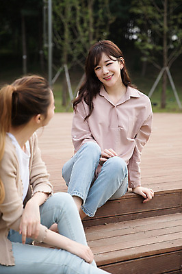 포토 JPG 주간 우먼라이프 공원 여자 미소 앉기 상반신 20대 성인 야외 두명 앞모습 옆모습 30대 친구 마주보기 우정 한국인 싱글라이프 성인여자만 국내포토 자연요소 라이프스타일 공공시설 뷰포인트 관계 모션 표정 사람 동양인 청년 장년 여자만 성인만 파일형식