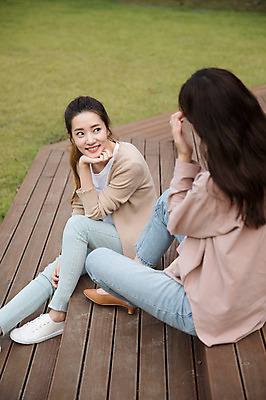 포토 JPG 주간 전신 우먼라이프 공원 여자 미소 앉기 20대 성인 야외 두명 옆모습 30대 친구 턱괴기 우정 한국인 싱글라이프 성인여자만 국내포토 자연요소 라이프스타일 공공시설 뷰포인트 관계 모션 표정 사람 동양인 청년 장년 여자만 성인만 파일형식