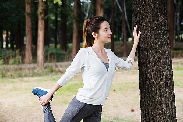 포토 JPG 주간 전신 우먼라이프 공원 여자 한명 서기 20대 성인 야외 옆모습 건강관리 스트레칭 한국인 다리들기 싱글라이프 성인여자한명만 국내포토 자연요소 1 라이프스타일 공공시설 뷰포인트 모션 건강 관리 사람 동양인 청년 운동 여자한명만 성인여자만 파일형식