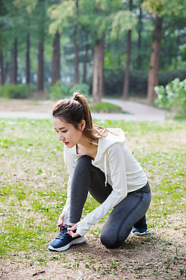 포토 JPG 주간 전신 우먼라이프 공원 여자 한명 앉기 20대 성인 야외 옆모습 건강관리 한국인 신발끈묶기 싱글라이프 성인여자한명만 국내포토 자연요소 1 라이프스타일 공공시설 뷰포인트 모션 건강 관리 사람 동양인 청년 묶기 신발끈 여자한명만 성인여자만 파일형식
