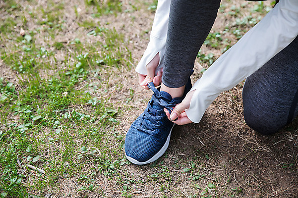 포토 JPG 주간 우먼라이프 공원 여자 한명 앉기 20대 성인 야외 앞모습 건강관리 한국인 하반신 신발끈묶기 싱글라이프 성인여자한명만 국내포토 자연요소 1 라이프스타일 공공시설 뷰포인트 모션 건강 관리 사람 동양인 청년 묶기 신발끈 여자한명만 성인여자만 파일형식
