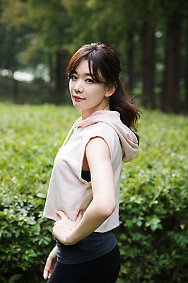 포토 JPG 주간 우먼라이프 공원 여자 허리손 한명 서기 상반신 성인 야외 옆모습 30대 건강관리 스트레칭 한국인 싱글라이프 성인여자한명만 국내포토 자연요소 1 라이프스타일 공공시설 뷰포인트 포즈 모션 건강 관리 사람 동양인 장년 운동 여자한명만 성인여자만 파일형식