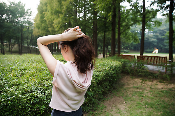 포토 JPG 주간 우먼라이프 공원 여자 한명 서기 상반신 성인 야외 뒷모습 30대 건강관리 스트레칭 만지기 한국인 싱글라이프 성인여자한명만 국내포토 자연요소 1 라이프스타일 공공시설 뷰포인트 모션 건강 관리 사람 동양인 장년 운동 여자한명만 성인여자만 파일형식