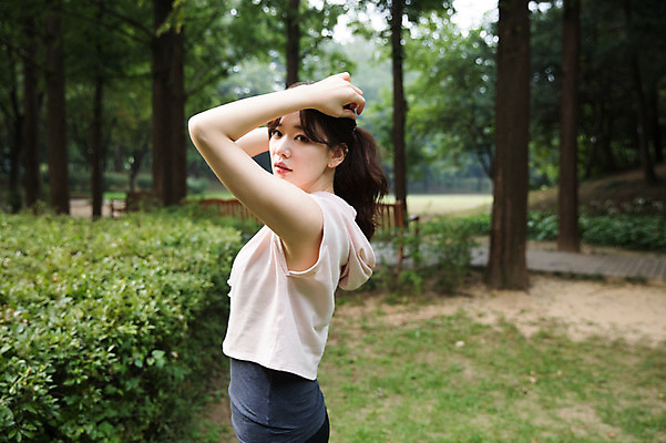 포토 JPG 주간 우먼라이프 공원 여자 한명 서기 상반신 성인 야외 옆모습 30대 건강관리 스트레칭 한국인 싱글라이프 성인여자한명만 국내포토 자연요소 1 라이프스타일 공공시설 뷰포인트 모션 건강 관리 사람 동양인 장년 운동 여자한명만 성인여자만 파일형식