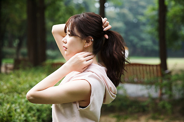 포토 JPG 주간 우먼라이프 공원 여자 한명 서기 상반신 성인 야외 옆모습 30대 건강관리 스트레칭 한국인 싱글라이프 성인여자한명만 국내포토 자연요소 1 라이프스타일 공공시설 뷰포인트 모션 건강 관리 사람 동양인 장년 운동 여자한명만 성인여자만 파일형식