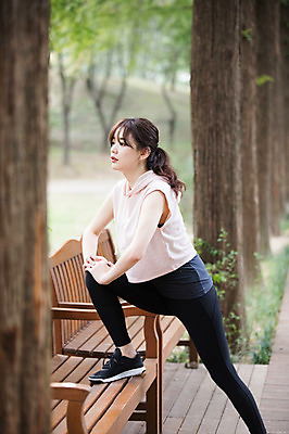 포토 JPG 주간 전신 우먼라이프 공원 여자 벤치 한명 서기 성인 야외 옆모습 30대 건강관리 스트레칭 한국인 싱글라이프 성인여자한명만 국내포토 자연요소 1 라이프스타일 공공시설 뷰포인트 의자 모션 건강 관리 사람 동양인 장년 운동 여자한명만 성인여자만 파일형식