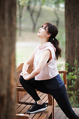 포토 JPG 주간 전신 우먼라이프 공원 여자 벤치 한명 서기 성인 야외 옆모습 30대 건강관리 스트레칭 한국인 싱글라이프 성인여자한명만 국내포토 자연요소 1 라이프스타일 공공시설 뷰포인트 의자 모션 건강 관리 사람 동양인 장년 운동 여자한명만 성인여자만 파일형식
