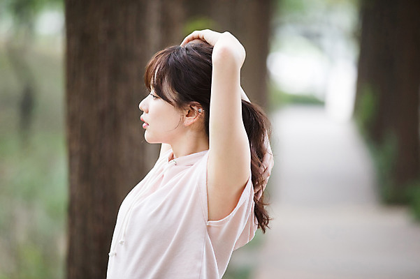 포토 JPG 주간 우먼라이프 공원 여자 한명 서기 상반신 성인 야외 옆모습 30대 건강관리 스트레칭 한국인 싱글라이프 성인여자한명만 국내포토 자연요소 1 라이프스타일 공공시설 뷰포인트 모션 건강 관리 사람 동양인 장년 운동 여자한명만 성인여자만 파일형식