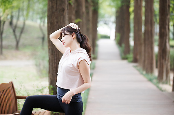 포토 JPG 주간 우먼라이프 공원 여자 벤치 한명 서기 상반신 성인 야외 옆모습 30대 건강관리 스트레칭 한국인 싱글라이프 성인여자한명만 국내포토 자연요소 1 라이프스타일 공공시설 뷰포인트 의자 모션 건강 관리 사람 동양인 장년 운동 여자한명만 성인여자만 파일형식