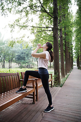 포토 JPG 주간 전신 우먼라이프 공원 여자 벤치 한명 서기 성인 야외 옆모습 30대 건강관리 스트레칭 한국인 싱글라이프 성인여자한명만 국내포토 자연요소 1 라이프스타일 공공시설 뷰포인트 의자 모션 건강 관리 사람 동양인 장년 운동 여자한명만 성인여자만 파일형식 가구 인종 생활 시설 여자만 성인만 생활용품 오브젝트