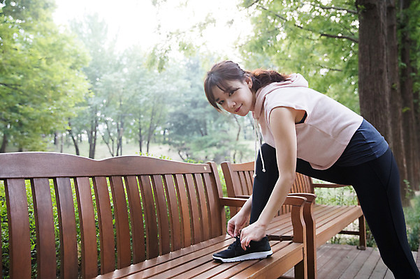 포토 JPG 주간 전신 우먼라이프 응시 공원 여자 한명 서기 성인 야외 옆모습 30대 건강관리 스트레칭 한국인 신발끈묶기 싱글라이프 성인여자한명만 국내포토 자연요소 1 라이프스타일 시선 공공시설 뷰포인트 모션 건강 관리 사람 동양인 장년 운동 묶기 신발끈 여자한명만 성인여자만 파일형식