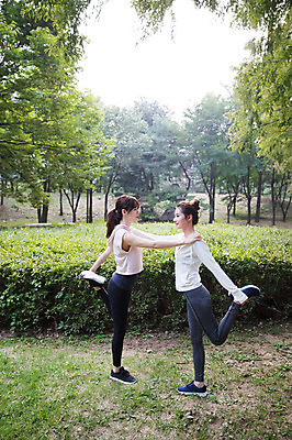 포토 JPG 주간 전신 우먼라이프 공원 여자 서기 20대 성인 야외 두명 옆모습 30대 친구 건강관리 스트레칭 우정 한국인 다리들기 싱글라이프 성인여자만 어깨에손 국내포토 자연요소 라이프스타일 공공시설 뷰포인트 관계 모션 건강 관리 사람 동양인 청년 장년 운동 여자만 성인만 파일형식