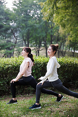 포토 JPG 주간 전신 우먼라이프 공원 여자 서기 미소 20대 성인 야외 두명 옆모습 30대 친구 건강관리 스트레칭 우정 한국인 싱글라이프 성인여자만 국내포토 자연요소 라이프스타일 공공시설 뷰포인트 관계 모션 표정 건강 관리 사람 동양인 청년 장년 운동 여자만 성인만 파일형식
