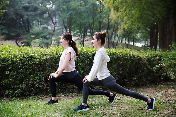 포토 JPG 주간 전신 우먼라이프 공원 여자 서기 20대 성인 야외 두명 옆모습 30대 친구 건강관리 스트레칭 우정 한국인 싱글라이프 성인여자만 국내포토 자연요소 라이프스타일 공공시설 뷰포인트 관계 모션 건강 관리 사람 동양인 청년 장년 운동 여자만 성인만 파일형식