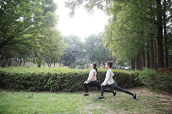 포토 JPG 주간 전신 우먼라이프 공원 여자 서기 20대 성인 야외 두명 옆모습 30대 친구 건강관리 스트레칭 우정 한국인 싱글라이프 성인여자만 국내포토 자연요소 라이프스타일 공공시설 뷰포인트 관계 모션 건강 관리 사람 동양인 청년 장년 운동 여자만 성인만 파일형식