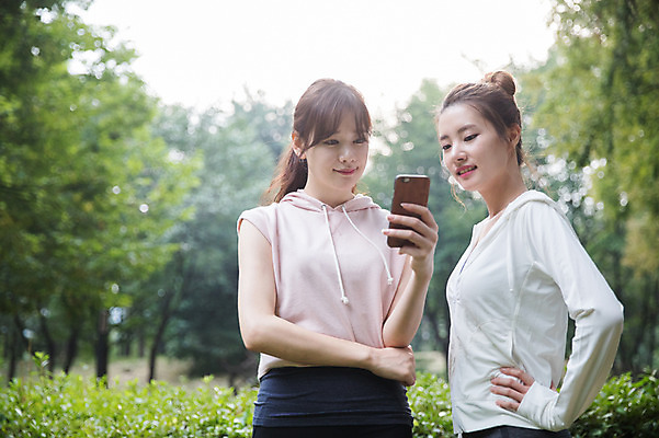 포토 JPG 주간 우먼라이프 응시 공원 여자 허리손 서기 들기 상반신 20대 성인 야외 두명 앞모습 옆모습 30대 친구 스마트폰 건강관리 우정 한국인 싱글라이프 성인여자만 국내포토 자연요소 라이프스타일 시선 공공시설 뷰포인트 포즈 관계 모션 건강 관리 사람 동양인 청년 장년 핸드폰 스마트기기 여자만 성인만 파일형식