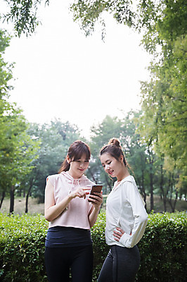 포토 JPG 주간 우먼라이프 응시 공원 여자 허리손 서기 들기 상반신 20대 성인 야외 두명 앞모습 옆모습 30대 친구 스마트폰 건강관리 우정 한국인 싱글라이프 성인여자만 국내포토 자연요소 라이프스타일 시선 공공시설 뷰포인트 포즈 관계 모션 건강 관리 사람 동양인 청년 장년 핸드폰 스마트기기 여자만 성인만 파일형식