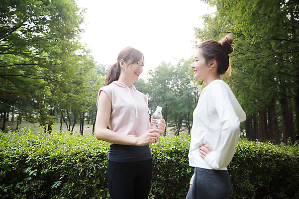 포토 JPG 주간 우먼라이프 공원 여자 허리손 서기 미소 들기 상반신 20대 성인 야외 두명 옆모습 30대 친구 건강관리 우정 한국인 생수 싱글라이프 성인여자만 국내포토 자연요소 라이프스타일 공공시설 뷰포인트 포즈 관계 모션 표정 건강 관리 사람 동양인 청년 장년 물병 여자만 성인만 파일형식