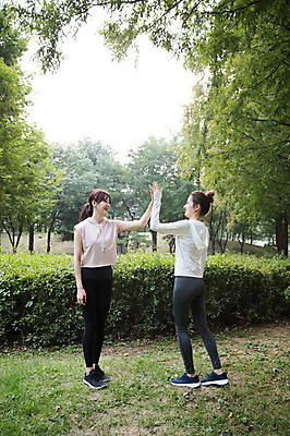 포토 JPG 주간 전신 우먼라이프 공원 여자 서기 미소 20대 성인 야외 두명 옆모습 30대 친구 건강관리 우정 한국인 하이파이브 싱글라이프 성인여자만 국내포토 자연요소 라이프스타일 공공시설 뷰포인트 관계 모션 표정 건강 관리 사람 동양인 손짓 청년 장년 여자만 성인만 파일형식