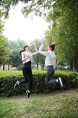 포토 JPG 주간 전신 우먼라이프 공원 여자 20대 성인 야외 두명 옆모습 30대 친구 건강관리 점프 우정 한국인 하이파이브 싱글라이프 성인여자만 국내포토 자연요소 라이프스타일 공공시설 뷰포인트 관계 모션 건강 관리 사람 동양인 손짓 청년 장년 여자만 성인만 파일형식