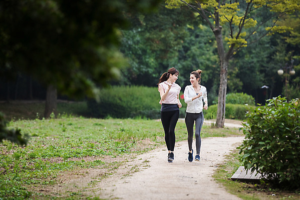 포토 JPG 주간 전신 나무 우먼라이프 공원 여자 미소 20대 성인 야외 두명 앞모습 30대 친구 달리기 조깅 건강관리 우정 한국인 싱글라이프 성인여자만 국내포토 자연요소 식물 라이프스타일 공공시설 뷰포인트 관계 모션 표정 건강 관리 사람 동양인 청년 장년 운동 여자만 성인만 파일형식