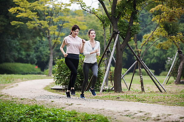 포토 JPG 주간 전신 나무 우먼라이프 공원 여자 미소 20대 성인 야외 두명 앞모습 30대 친구 달리기 조깅 건강관리 우정 한국인 싱글라이프 성인여자만 국내포토 자연요소 식물 라이프스타일 공공시설 뷰포인트 관계 모션 표정 건강 관리 사람 동양인 청년 장년 운동 여자만 성인만 파일형식