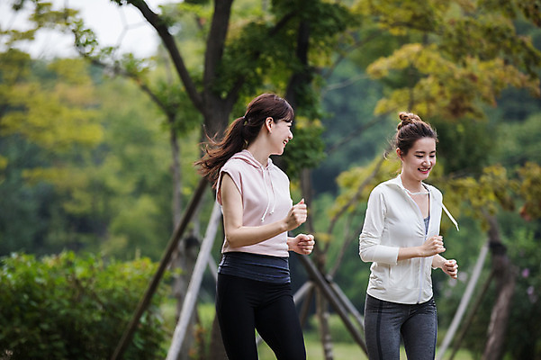 포토 JPG 주간 우먼라이프 공원 여자 미소 상반신 20대 성인 야외 두명 옆모습 30대 친구 달리기 조깅 건강관리 우정 한국인 싱글라이프 성인여자만 국내포토 자연요소 라이프스타일 공공시설 뷰포인트 관계 모션 표정 건강 관리 사람 동양인 청년 장년 운동 여자만 성인만 파일형식