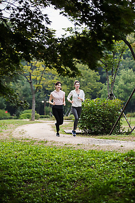 포토 JPG 주간 전신 나무 우먼라이프 공원 여자 미소 20대 성인 야외 두명 앞모습 30대 친구 달리기 조깅 건강관리 우정 한국인 싱글라이프 성인여자만 국내포토 자연요소 식물 라이프스타일 공공시설 뷰포인트 관계 모션 표정 건강 관리 사람 동양인 청년 장년 운동 여자만 성인만 파일형식