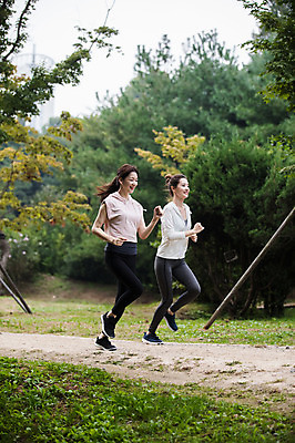 포토 JPG 주간 전신 나무 우먼라이프 공원 여자 미소 20대 성인 야외 두명 옆모습 30대 친구 달리기 조깅 건강관리 우정 한국인 싱글라이프 성인여자만 국내포토 자연요소 식물 라이프스타일 공공시설 뷰포인트 관계 모션 표정 건강 관리 사람 동양인 청년 장년 운동 여자만 성인만 파일형식